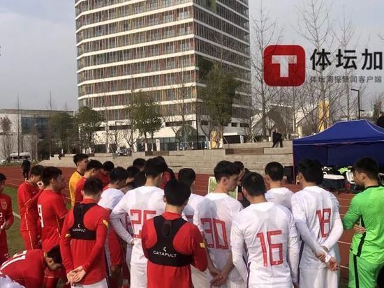 据全市场报道，穆里尼奥要求罗马补强后防，而罗马正在关注萨勒尼塔纳后卫皮罗拉。